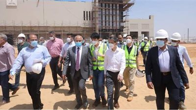 وزير النقل والسفير الصيني يتفقدان مشروع القطار الكهربائي