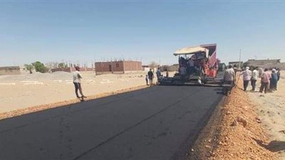 محافظ الوادي الجديد: رصف طرق داخلية بقرى الخارجة بتكلفة 18.5 مليون جنيه