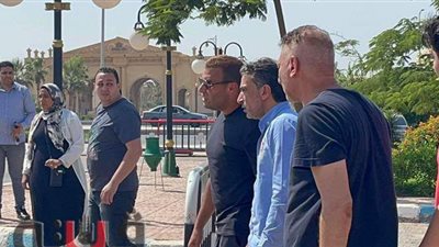 لحظة وصول رامي صبري مع جثمان شقيقه لمسجد الشرطة استعدادا لصلاة الجنازة | فيديو