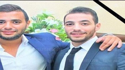 الحزن يسيطر على أصدقاء شقيق رامي صبري خلال جنازته | فيديو