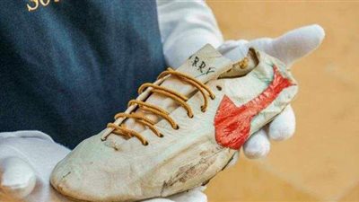 بسعر يتخطى المليون دولار.. عرض حذاء من الستينيات للبيع في مزاد