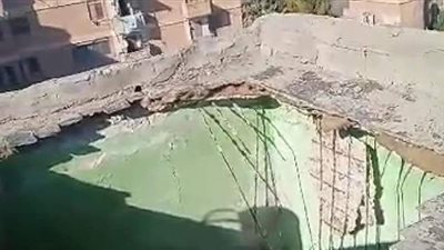 العناية الإلهية تنقذ أسرة من الموت بعد انهيار سقف شقتهم بالعريش | فيديو وصور