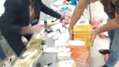 حاولت تهرب وسط الزحمة.. ضبط مستحضرات تجميل بحوزة راكبة بمطار القاهرة | صور