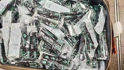 محل متنقل.. ضبط أكبر شحنة هواتف محمولة وأدوات تجميل بحوزة راكب بمطار القاهرة | صور