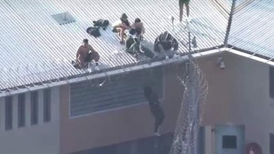 حريق أعقبه شغب.. سجناء يحاولون الهرب بتسلق سطح سجن بطريقة احترافية في أستراليا | فيديو