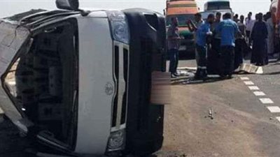 أثناء عودتهم من حفل زفاف.. مصرع 3 وإصابة 17 في انقلاب ميكروباص بالواحات