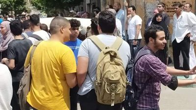 طلاب الثانوية بالشرقية عن امتحان الفرنساوي: سهل وعوض العربي | صور