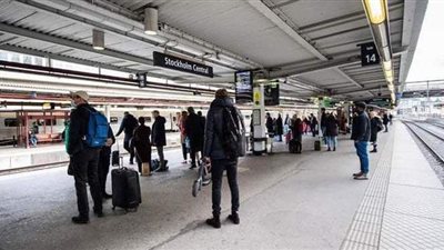 خوفًا من زوجها.. أم تلقي بنفسها وطفليها أمام القطار في السويد