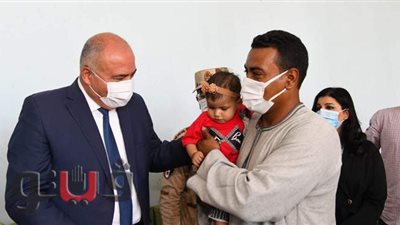 محافظ قنا يطمئن على الحالة الصحية لطفلتين خضعتا لعملية قلب مفتوح بقوص |صور