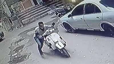 لص يسرق فيسبا من أمام منزل خلف إستاد المقاولون العرب | فيديو