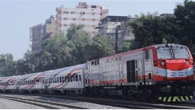 سيدة قطار جديدة على خط 