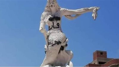 حى العجمى يزيل تشويه تمثال عروس البحر.. ويؤكد: ليس أثريا | صور