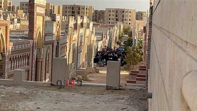 لحظة دفن شقيق رامي صبري بمقابر الواحات | فيديو وصور