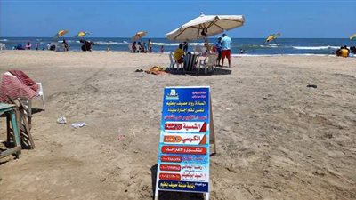 منعا لاستغلال المصيفين.. لافتات بأسعار الشماسي والكراسي في بلطيم | صور
