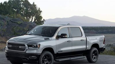 سيارة دودج رام 1500 باك كنتري 2022 بمظهر داكن وشارات سوداء