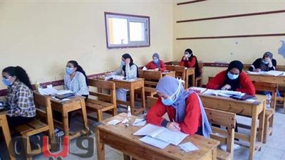 طلاب القسم العلمي بالثانوية العامة بالإسماعيلية يبدأون امتحان الجبر والهندسة | صور