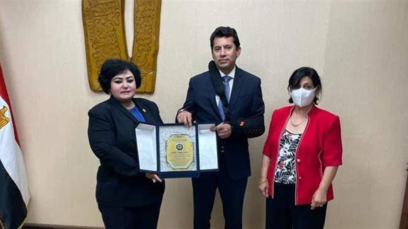 وزير الرياضة يلتقي