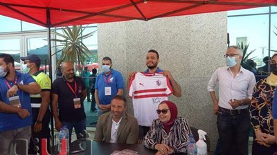 حازم ووالدته يوقعان 