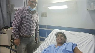 محمد رضوان يطمئن علي ناشئ المقاولون بعد جراحة الرباط الصليبي