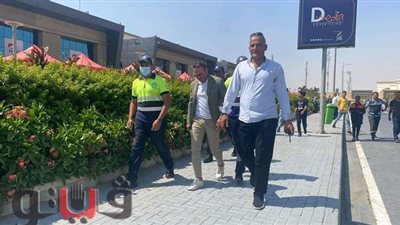 المعجبون يلاحقون حازم إمام في معرض الكتاب | فيديو