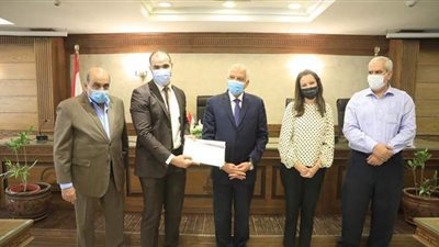 محافظ الجيزة يكرم الحاصلين على دورة إعداد قادة المستقبل | صور