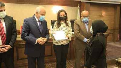 المحافظ يسلم منح مالية لـ19 عروسة من أبناء المحافظة | صور