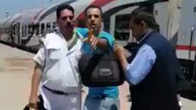 الأمن يفحص فيديو الاعتداء على أمين شرطة من موظفى السكك الحديدية l فيديو