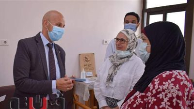 مسعود يتفقد جهاز pcr بالمعمل الإقليمي المشترك بالزقازيق