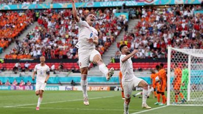 صاروخية من وسط الملعب.. شيك يفوز بأفضل هدف في يورو 2020 | فيديو