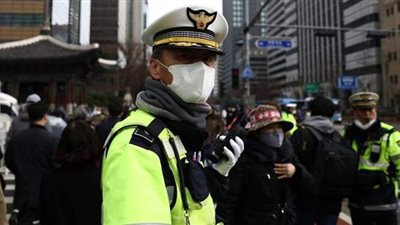 كوريا الجنوبية تفرض قيودا أشد صرامة مع تزايد إصابات كورونا