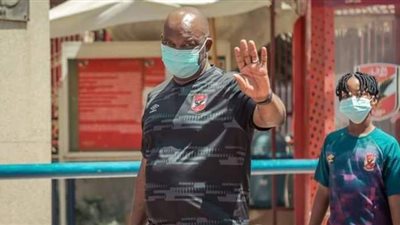 موسيماني يحاضر لاعبي الأهلي استعدادا لمواجهة كايزر تشيفز