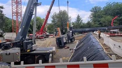 نجاة عاملين من سقوط رافعة بوزن هائل | فيديو