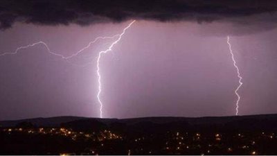 قلعت الأشجار وأغرقت الشوارع.. عواصف رعدية عنيفة تضرب ألمانيا