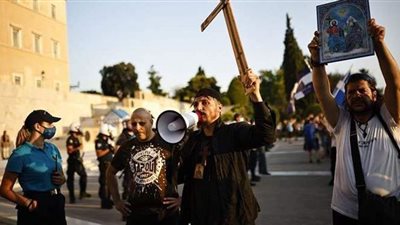 احتجاج آلاف اليونانيين على حملة التطعيم ضد كورونا