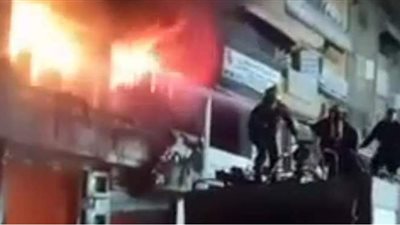 إخلاء عقار فيصل من السكان وفصل الكهرباء للسيطرة على حريق معرض السجاد