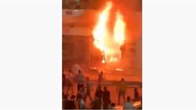 النيران امتدت للدور الأول بالعقار.. اللقطات الأولى لحريق معرض السجاد بفيصل | فيديو