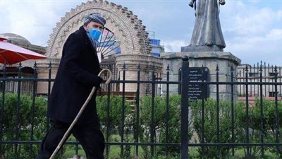 انتظر لساعات تحت الشمس.. وفاة مسن أثناء صرف 