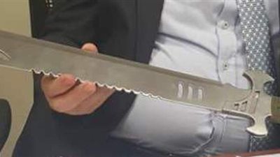 ضبط سيف بحوزة راكب قادم من قطر بمطار القاهرة