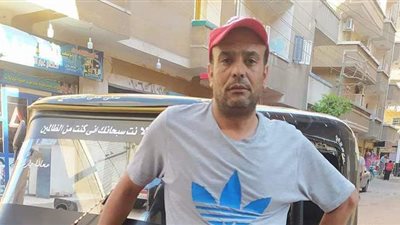 سائق توك توك يعيد 