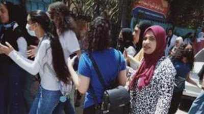 طالبات الثانوية العامة بالإسكندرية: امتحان الجغرافيا صعب والوقت غير كاف