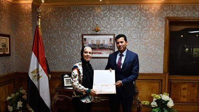 وزير الشباب والرياضة يكرم الطالبة 