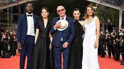 بإطلالات لافتة.. أبطال فيلم Paris13th District على ريد كاربت كان السينمائي