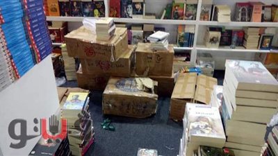 استعدادا للمغادرة.. ناشرو معرض القاهرة للكتاب يجمعون إصداراتهم في كراتين | صور