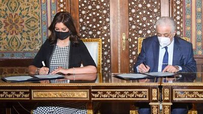 نبيلة مكرم: إتاحة المناهج المصرية على تطبيق 