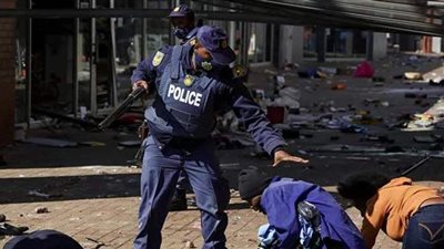 جنوب أفريقيا تعلن نشر 10 آلاف جندي لإنهاء أعمال النهب والعنف