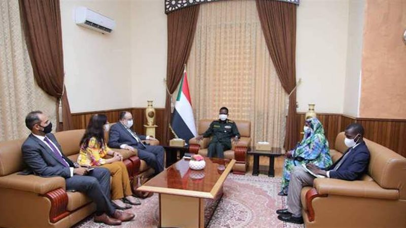 السفير المصري والفريق