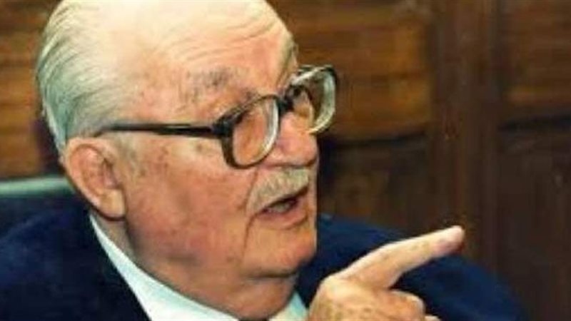 الكاتب ثروت أباظة