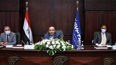 وزير الطيران يلتقي بمديري مكاتب ومحطات مصر للطيران