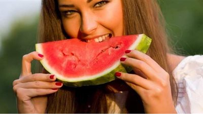 طبيبة روسية تكشف الوقت المثالي لتناول البطيخ.. وتحذر هذه الفئة من تناوله نهائيا
