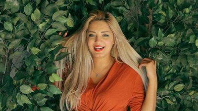 مي حلمي تظهر برفقة فنان مشهور في الطائرة وتلمح بالارتباط به